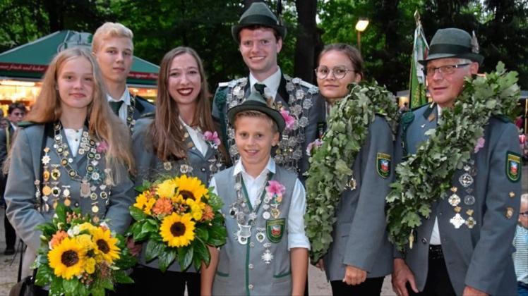 Das ist das aktuelle Königshaus (von links): die Jugendkönige Leandra Popken und Lars Renken, das Königspaar Charline Ruge und Jan-Eike Lübsen, Schülerkönig Malte Tönjes sowie die Vogelkönige Maybrit Großkopf und Frank Schubert. Das ist das aktuelle Königshaus (von links): die Jugendkönige Leandra Popken und Lars Renken, das Königspaar Charline Ruge und Jan-Eike Lübsen, Schülerkönig Malte Tönjes sowie die Vogelkönige Maybrit Großkopf und Frank Schubert.
