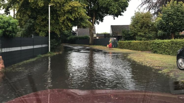 Land unter in Heide: Starke Regenfälle hatten kürzlich den Hermann-Allmers-Weg überflutet. Foto: Michael Korn