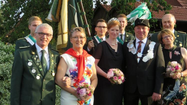 Der Thron von Helschen: Ehrenpaar Richard und Edith Bünker, Königin Anne Evering, König Matthias Evering, Ehrenpaar Walli und Jochen Filax. Foto: Elisabeth EversFahnenträger: Jonas Evers, Fabian Rakel, Lukas Evers.
