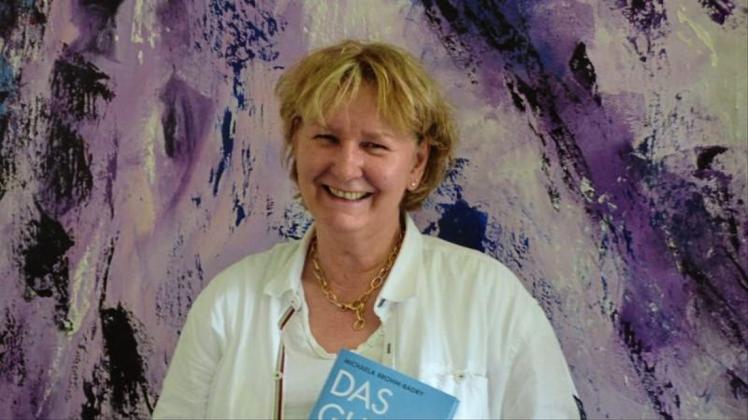 Michaela Brohm-Badry, Glücksforscherin und Autorin, präsentiert in ihrem Büro ihr neues Buch „Das gute Glück“. 