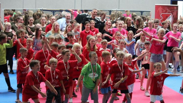 Beim abschließendne Flashmob-Tanz aller Geehrten des Sportclubs Glandorf zeigte sich das wahre Ausmaß des Erfolgs: Mehr als 100 Sieger beteiligten sich. Foto: Ullrich Schellhaas
