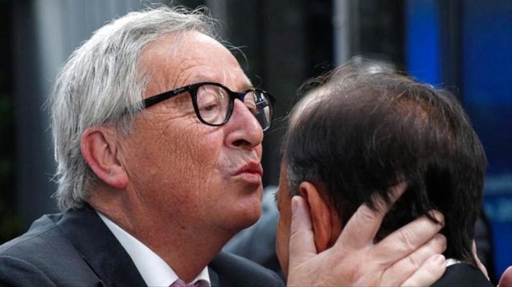Daran wird man sich bei Jean-Claude Juncker immer erinnern: Der scheidende EU-Kommissionspräsident küsst beim EU-Gipfel mal wieder jemanden auf die Stirn. 