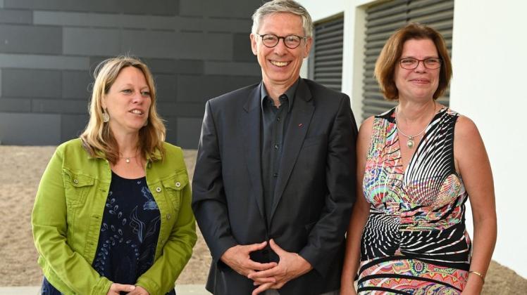 Zufrieden nach der Einigung: (von links) Maike Schaefer, Fraktionsvorsitzende von Bündnis 90/Die Grünen in der Bremischen Bürgerschaft, Carsten Sieling (SPD), Bürgermeister in Bremen, und Kristina Vogt, Fraktionsvorsitzende der Partei Die Linke in der Bürgerschaft