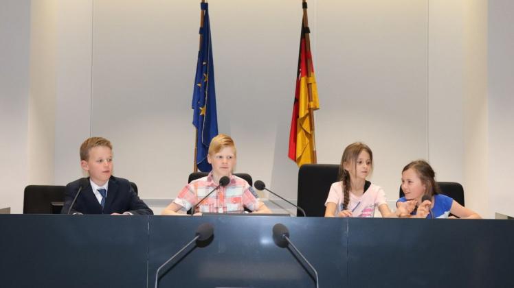Im Landtag diskutierten die Klassensprecher (von links) Simon Jansen, Micha Lohmann, Marie Sonntag und Lina Middeler. 
