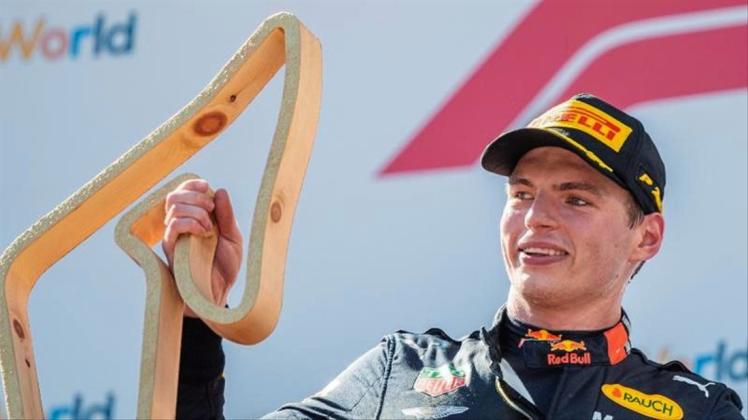 Red-Bull-Pilot Max Verstappen bejubelt seinen Sieg auf dem Kurs in Österreich. 