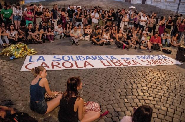 In Rom verlangen Demonstranten die Freilassung von Carola Rackete. Foto: imago images / Pacific Press Agency/Patrizia Cortellessa