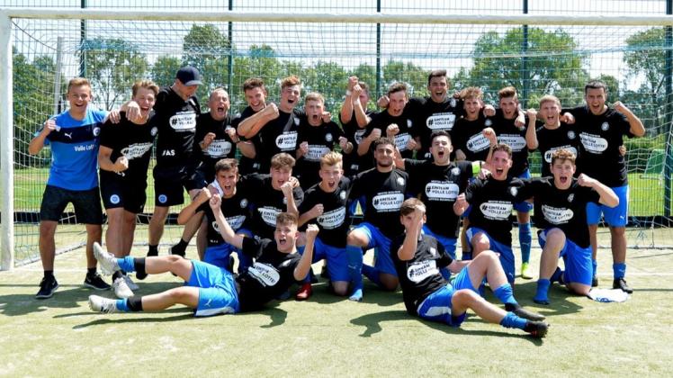 Jubel über den Aufstieg: die U19 der Sportfreunde Lotte. Foto: Rolf Grundke