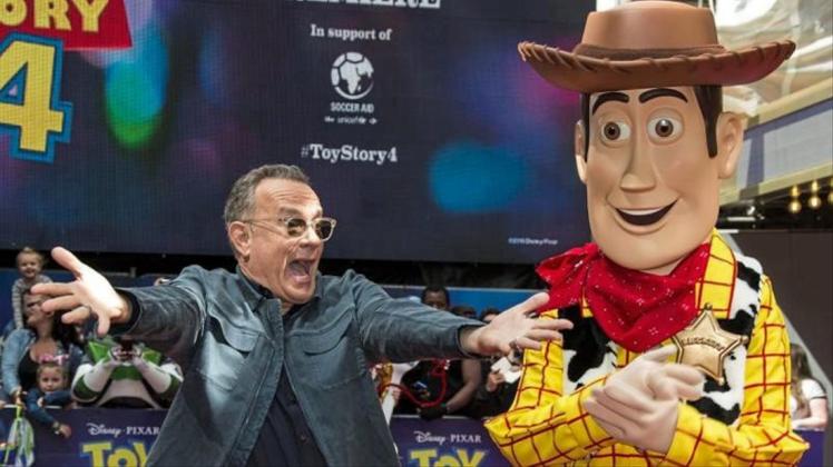 Tom Hanks (l) neben Woody auf dem Roten Teppich bei der Premiere des Films &quot;Toy Story 4&quot; in London. 