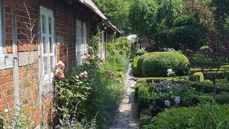 Rohdes Heuerhaus am Ortsrand von Rieste: Der symmetrisch angelegte Bauerngarten vermittelt Ruhe und Harmonie. Foto: Bettina Mundt