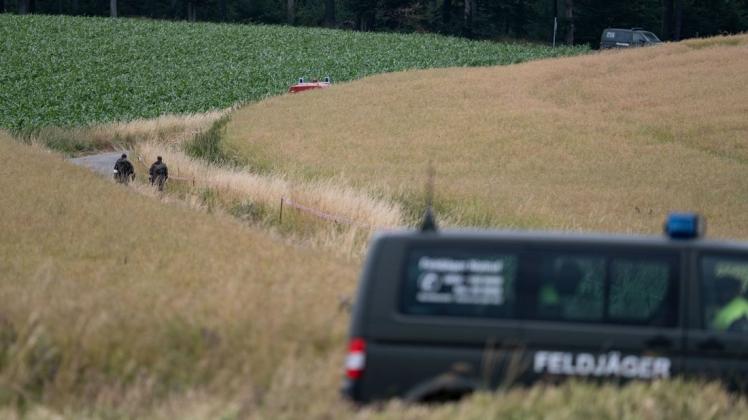 Nach dem tödlichen Absturz eines Bundeswehr-Hubschraubers in Niedersachsen soll der sogenannte General Flugsicherheit die Unglücksursache aufklären. Foto: dpa/Peter Steffen