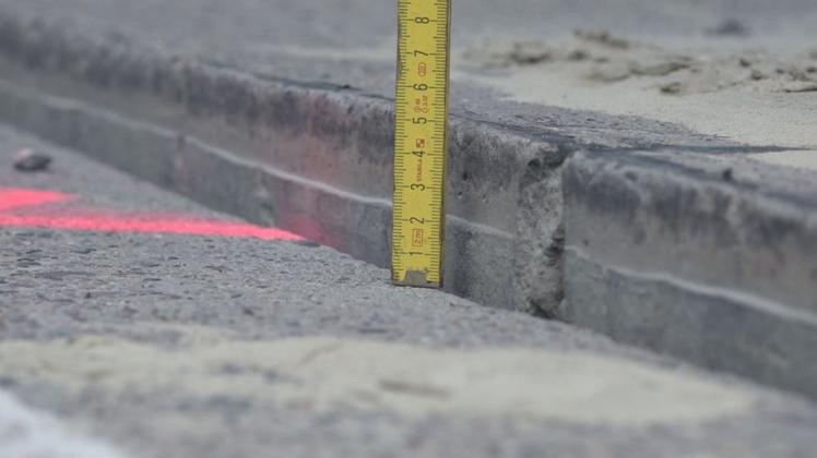 Fahrbahnplatten aus Beton haben auf der A29 vor der großen Hitze kapituliert. Die Betonplatten verschoben sich am Montag um fünf Zentimeter 