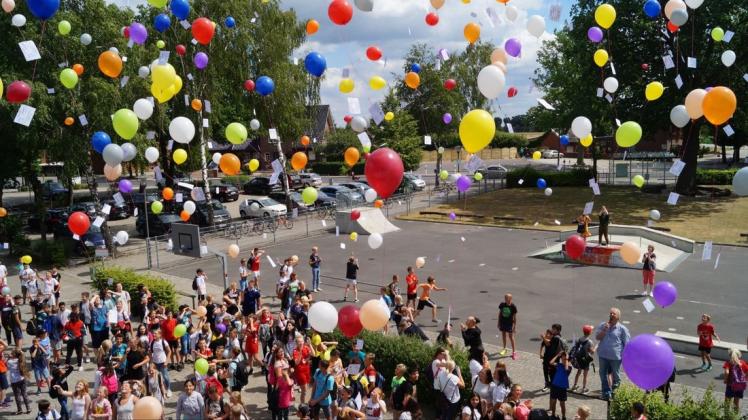 Vor 25 Jahren ist die Franziskus-Demann-Oberschule als erste Schule im Emsland zur offenen Ganztagsschule geworden: Aus diesem Anlass gab es für alle Schüler einen Aktionstag, zu dessem Abschluss zahlreiche Ballons in den Himmel stiegen. 