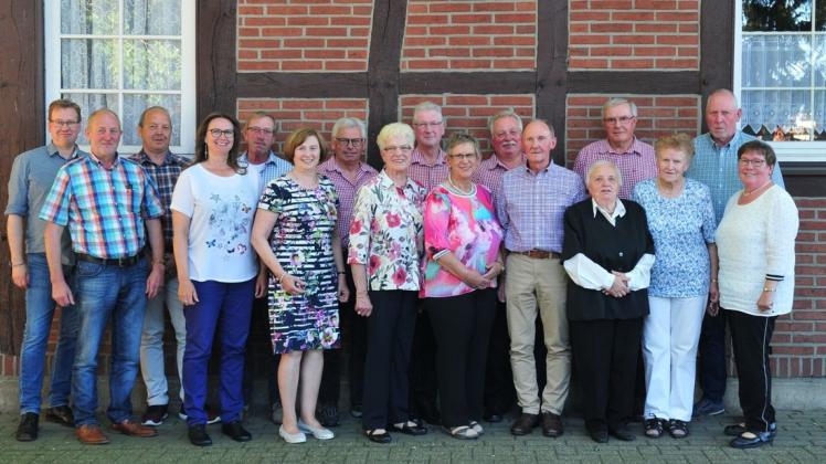 Der aktuelle und ehemalige Vorstand des Heimatvereins Langen feierte  das 25-jährige Bestehen des Vereins im örtlichen Gemeindehaus. Foto: Jessica Lehbrink