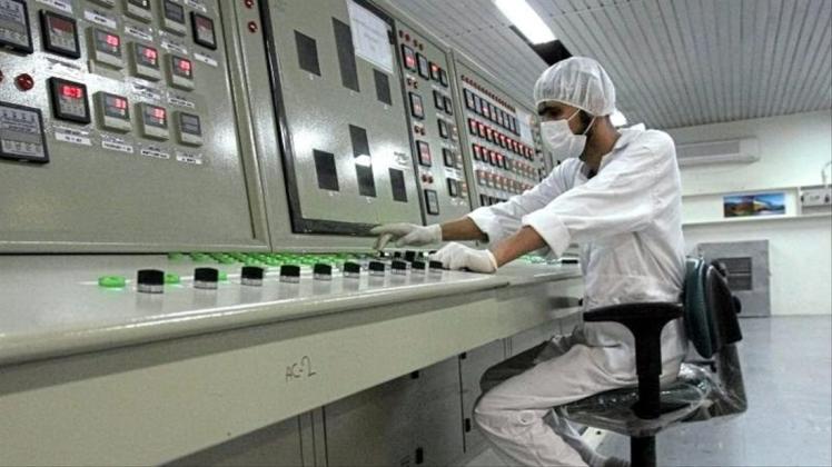 Ein Techniker arbeitet in einer Uran-Aufbereitungsanlage in Isfahan. 