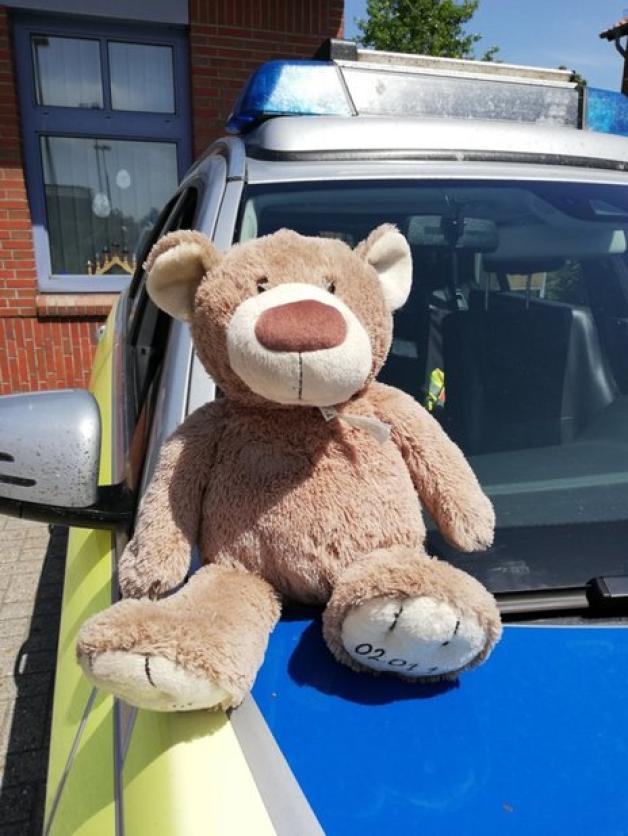 Diesen Teddy haben Beamte der Autobahnpolizei Leer auf der A28 gefunden. Foto: Polizei Leer/Emden Diesen Teddy haben Beamte der Autobahnpolizei Leer auf der A28 gefunden. Foto: Polizei Leer/Emden