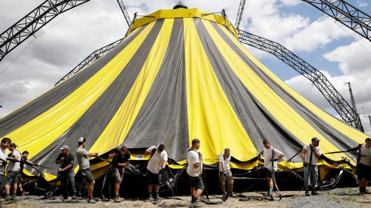 Mit vereinten Kräften baute ein Vorkommando des Circus Flic Flac am Dienstag in Osnabrück das Zelt auf, in dem vom 4. bis 14. Juli die neue Tournee-Show "Punxxx" gezeigt wird. Foto: David Ebener