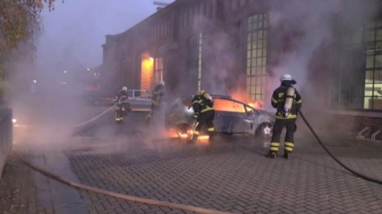 Am 25. November 2018 brannte ein Fahrzeug vor der Halle IV in Lingen. 
