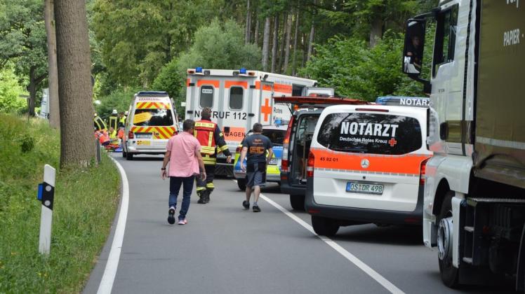 Alle Bemühungen der Rettungskräfte um das Unfallopfer blieben vergeblich: Der 63-Jährige starb auf der Huntetalstraße. 