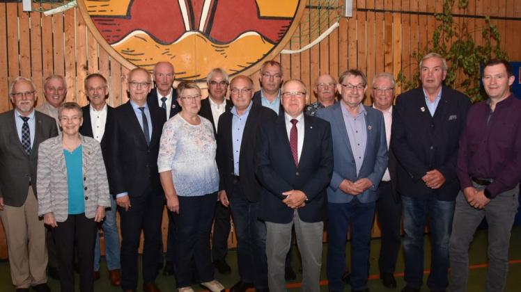 Der alte und neue Vorstand des Heimatvereins Niederlangen, Ehrengäste und die Bürgermeister der Mitgliedsgemeinden der Samtgemeinde Lathen. 
