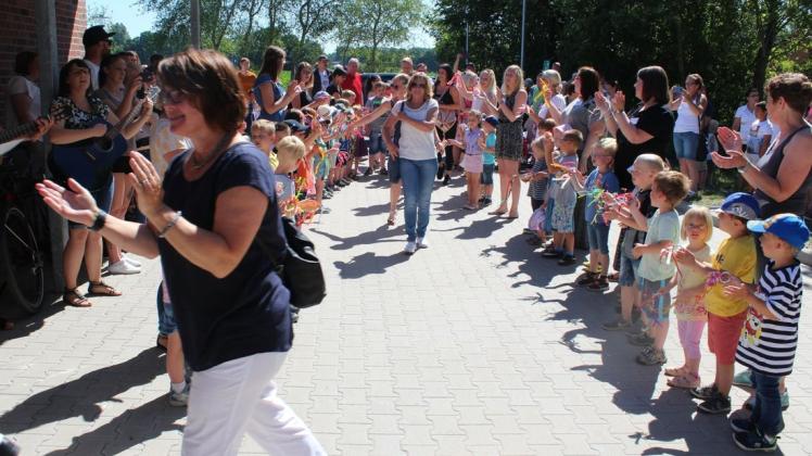 Die Kinder standen für die Gäste des HpH-Kinderzentrums gerne Spalier – vorne Bürgermeister Manuela Nestroy. Foto: Maria Kohrmann-Unfeld