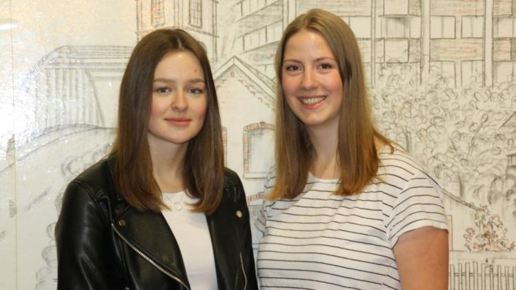 Ihr freiwilliges soziales Jahr haben Anna Bruns (links) und Ilka Dirksen an der Oberschule in Dörpen absolviert. Foto: Thomas Korte