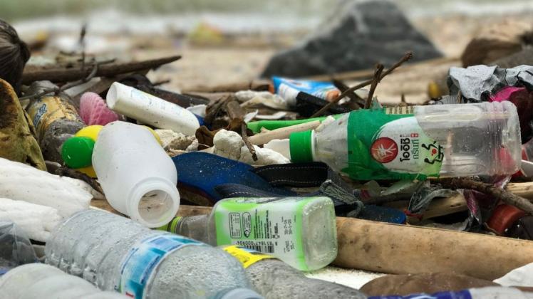 Der Plastikmüll, den Touristen hinterlassen, verdreckt Meere und Strände. Foto: dpa/Christoph Sator