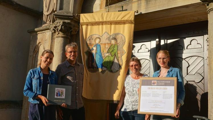 Blicken mit Vorfreude auf die kommende Wallfahrt und sind gespannt, wie das „Buch des Lebens“ angenommen wird: (von links) die Vorstandsmitglieder des Wallfahrtsvereins Glandorf Monika Laumann, Wilhelm Soetebeer, Annette Herbermann und Anne Biedendiek. Foto: Carolin Hlawatsch