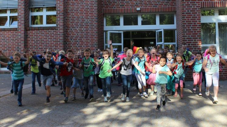 Mit Vollgas in Ferien: Auf die kommenden sechs schulfreien Wochen freuen sich auch die mehr als 60 Zweitklässler der Aschendorfer Amandusschule.