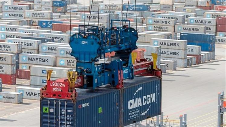 Im JadeWeserPort, Wilhelmshaven, werden Container verladen. 