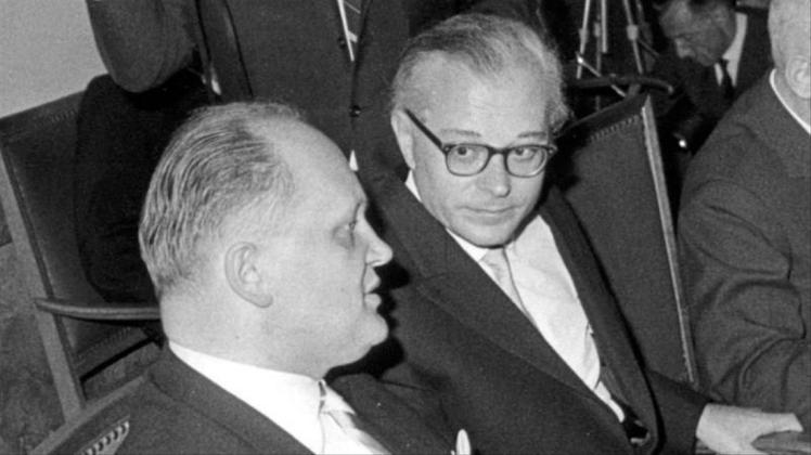 Der damalige Bundesjustizminister Wolfgang Stammberger (l.) bei der Amtseinführung von Wolfgang Fränkel als Generalbundesanwalt am 30. März 1962. 