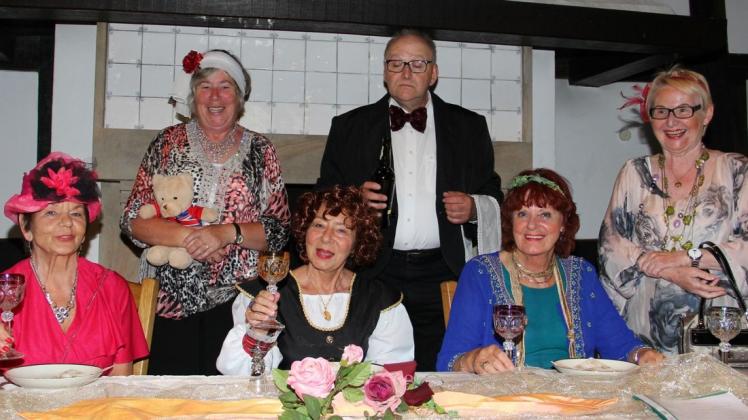 Dieses sechs Laienspieler werden am 5. Juli im Bohmter Kotten den Einakter „After Eight: Lady Midsomer lädt zum Dinner“ – eine Komödie mit Überraschung – präsentieren. Foto: Christa Bechtel