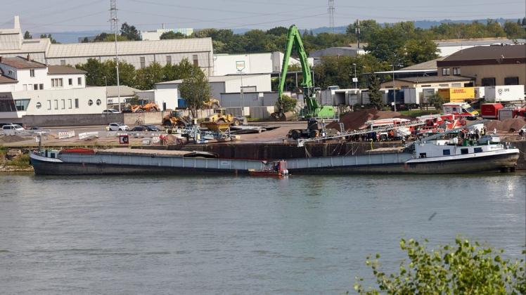 Die Rheinschifffahrt ist wegen der ungewöhnlichen Havarie voll gesperrt worden. Foto: dpa/Thomas Frey
