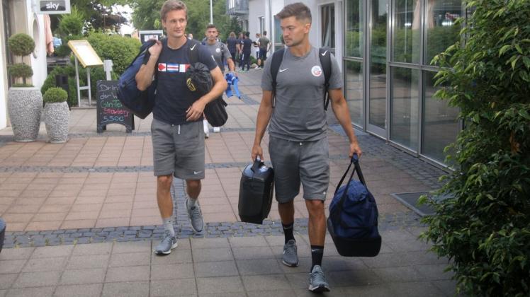 Ankunft in Barsinghausen: Die Hansa-Profis  Kai Bülow (links) und Julian Riedel auf dem Weg zu ihren Zimmern.