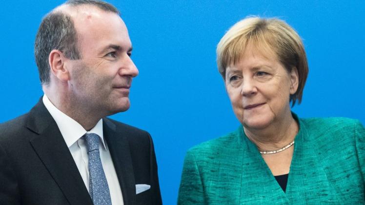 Ein halbherziges Team? Fast-EU-Kommissionschef Manfred Weber und Kanzlerin Angela Merkel. Foto: Emmanuele Contini/imago-images