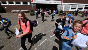 Ab in die Ferien geht es Mittwoch für die niedersächsischen Schüler, hier an der Grundschule Holthausen. Foto: Sven Lampe