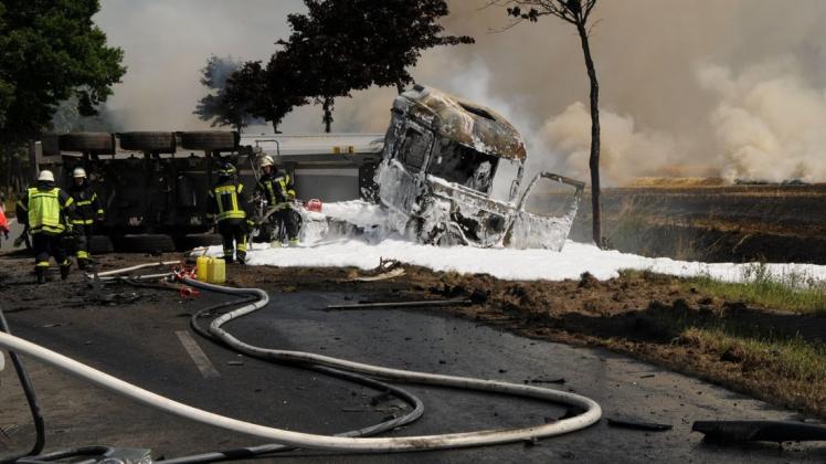 Nach einem Zusammenstoß mit einem Pkw blockierte ein umgekippter Lkw die B 214 in Gehrde. Feuer zerstörte den Lkw. Foto: Günther Welp