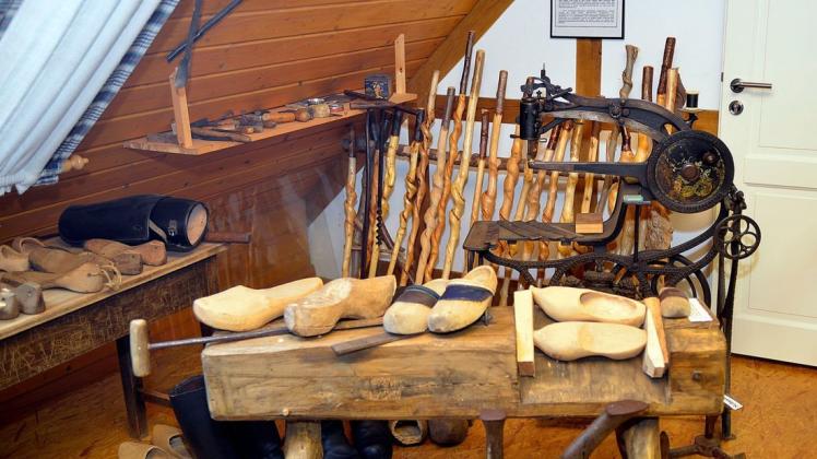 Früher wurden Holzschuhe selbst hergestellt und regelmäßig getragen. Foto: Helge Holz
