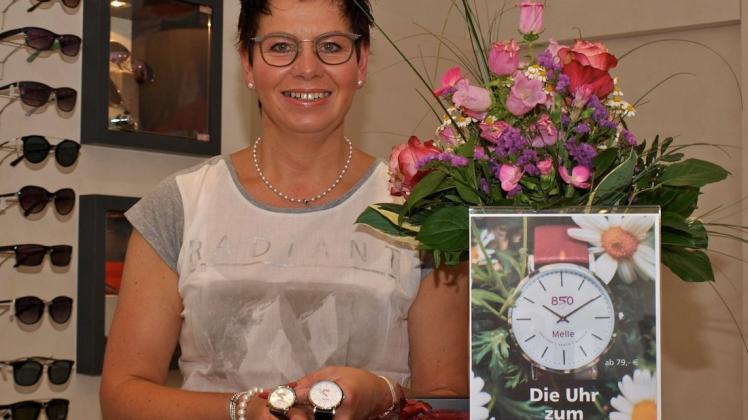 Für Damen und Herren: die Jubiläumsuhr zum Stadtgeburtstag präsentiert Barbara Kuhl bei Kleinschmidt Optik, Uhren und Schmuck. 