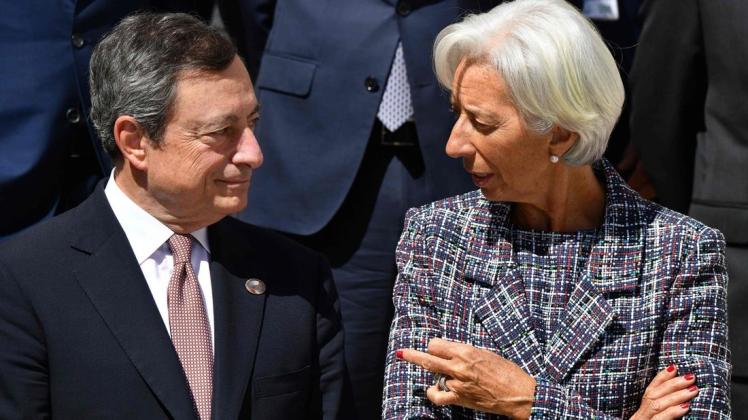 Sie übernimmt seinen Job: Christine Lagarde im Gespräch mit Mario Draghi, der sein Amt als Präsident der Europäischen Zentralbank im Oktober abgeben wird. Foto: AFP