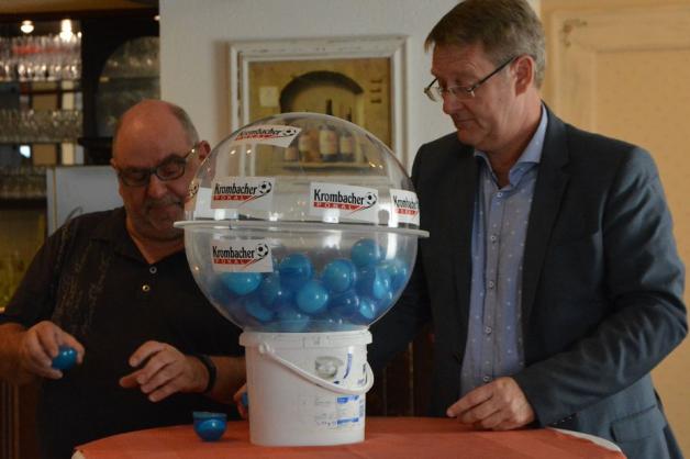 Spielausschussvorsitzender Thomas Luthardt (links) und Sponsorenvertreter Jens Dzatkowsky zogen die Pokal-Lose. Foto: Daniel Niebuhr Spielausschussvorsitzender Thomas Luthardt (links) und Sponsorenvertreter Jens Dzatkowsky zogen die Pokal-Lose. Foto: Daniel Niebuhr
