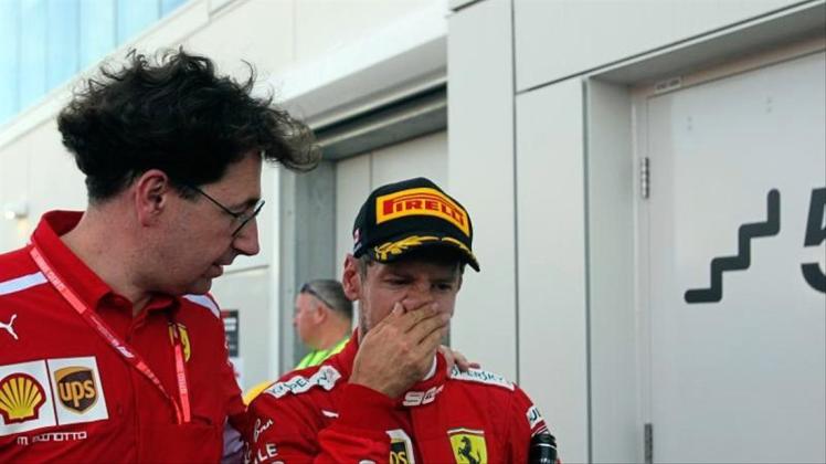 Stärkt Sebastian Vettel (r) den Rücken: Ferrari-Teamchef Mattia Binotto. 