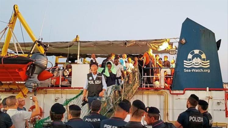 Migranten durften die „Sea-Watch 3“ verlassen. Foto: Elio Desiderio/ANSA