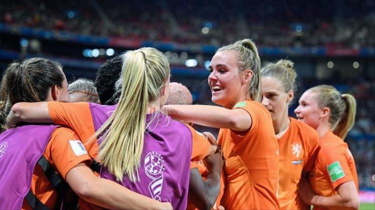 Die niederländischen Spielerinnen feiern den Halbfinalsieg gegen Schweden. 