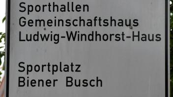 Da fehlt doch etwas: Auf städtischen Hinweisschildern fehlt seit vielen Jahren beim Namensgeber des Ludwig-Windthorst-Hauses das ""t" nach dem "d". Foto: Sven Lampe