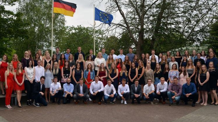 Die Abiturienten der Beruflichen Gymnasien Technik sowie Gesundheit und Soziales durften sich feiern lassen. Foto: BBS Papenburg
