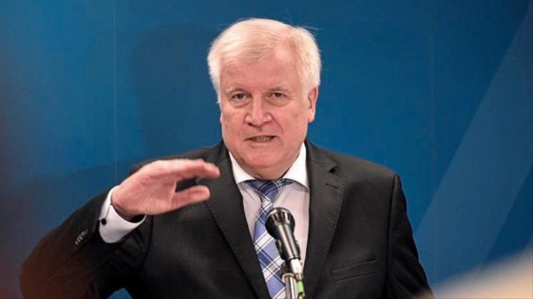 „Uns braucht niemand vorzuwerfen, dass wir eine inhumane Politik machen“, sagt Seehofer. 