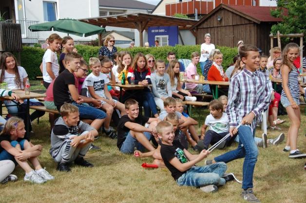 Spaß im Garten der St.-Petri-Kirchengemeinde haben 38 weißrussische Kinder  beim Abschiedsfest.                                                                      Foto: Marita Kammeier  