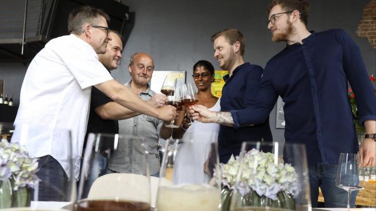 Stefan Schlie, Axel Müssig und Clemens Brinker (von links) präsentieren ihr Ossenbrügger Grüsing im Kesselhaus (Thayarni Garthoff, Randy de Jong und Jeffrey Thomer)  Foto: Gert Westdörp