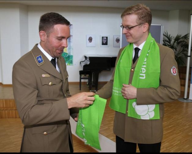 Vorstandsmitglied Markus Wedemeyer übergab dem neuen Ortsbeauftragten den Schal mit der Aufschrift: „Was für ein Vertrauen“ Foto: Johannes Franke