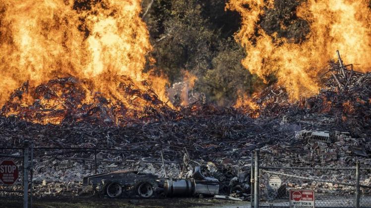 Bei einem Brand in einer Lagerhalle für Jim Beam werden 45.000 Whiskey-Fässer zerstört. Foto: imago images/Ryan C. Hermens